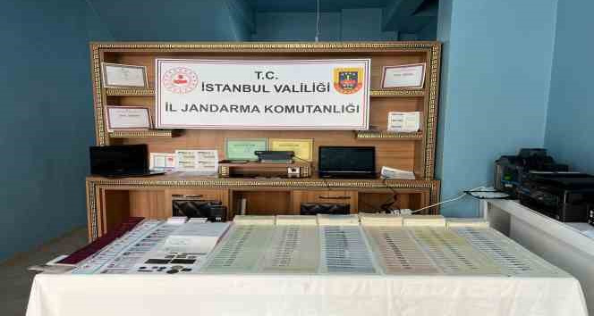 Jandarmanın sahte evrak operasyonunda onlarca sahte kimlik, pasaport ve çek defteri ele geçirildi