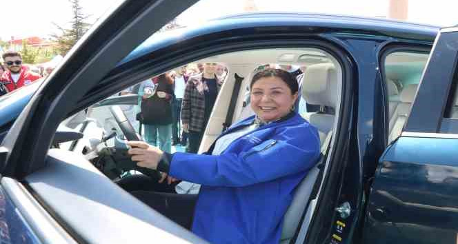 Kırşehir’de "TOGG" kuyruğu:  Cumhurbaşkanı Erdoğan’a dua eden vatandaş, aracı inceledi