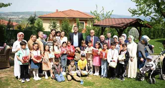 Halk oyunları yarışmasında birinci olan minikler Başkan Kocaman’ın misafiri oldu