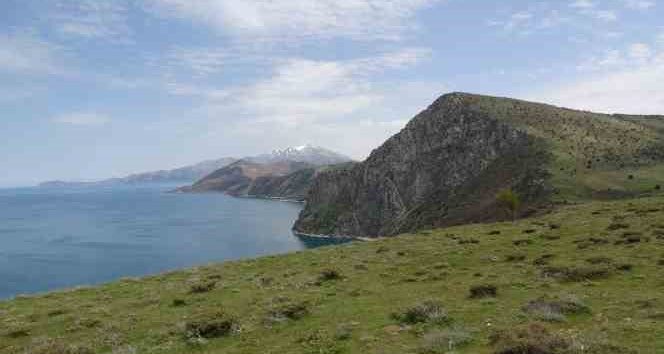 Van Gölü’nün el değmemiş koyları göz kamaştırıyor