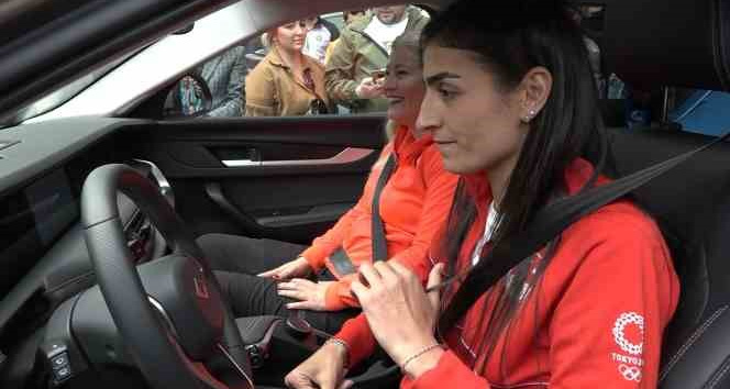 Milli sporcu Togg’la bir tur istedi, Bakan Varank anahtarı verdi
