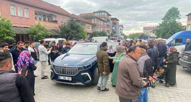 Gökçebey’de Togg ile fotoğraf çektirebilmek için birbirleriyle yarıştılar