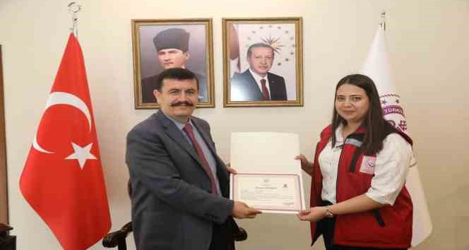Burdur Vali Arslantaş, deprem bölgesinde görev yapan tüm personeli “başarı belgesi” ile ödüllendirdi.