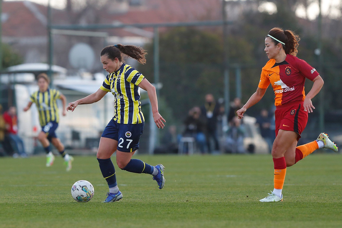 Turkcell Kadın Futbol Süper Ligi yarı finallerinde derbi heyecanı yaşanacak
