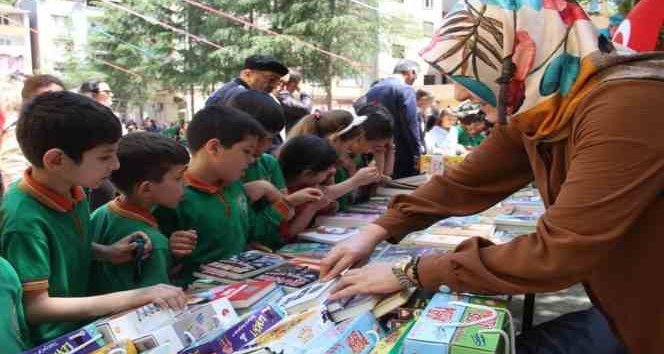 İlk defa kitap fuarı düzenlenen ilçede yazarlar okurlarıyla buluştu