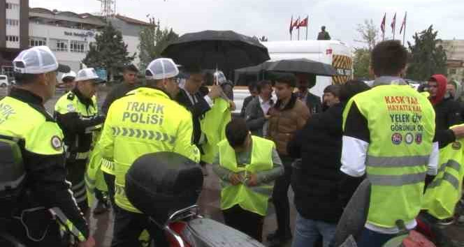 Kırıkkale’de motosikletli sürücülere reflektif yelek dağıtıldı