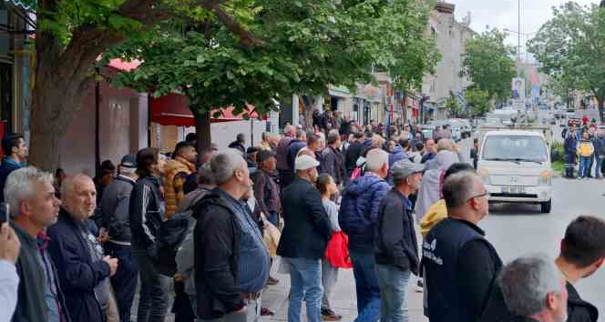 Onlarca kişi yangını film izler gibi izledi, sosyal medyadan canlı yayın yaptı