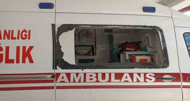 Sağlık ekiplerine saldırdı, ambulansın camını kırdı