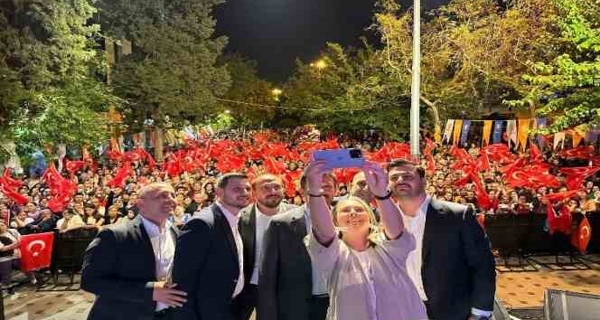 İzmir’de AK Parti’den miting havasında konser