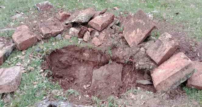 Tunceli’de tarihi mezarlıkta kaçak kazı