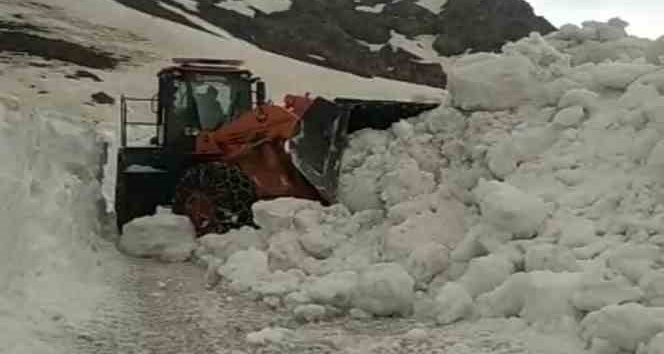 Mayıs ayında 5 metreyi bulan karda yol açma çalışması