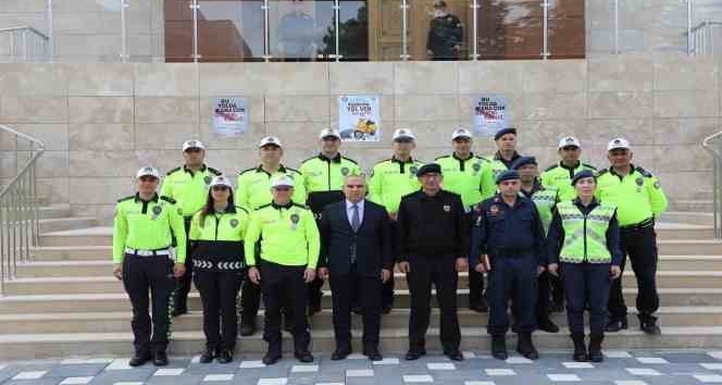 Niğde’de, motosiklet sürücülerine reflektörlü yelek dağıtıldı