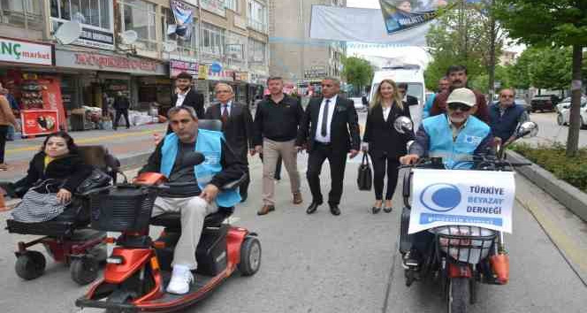 Beyazay Derneği, engellerin kalkması için yürüdü