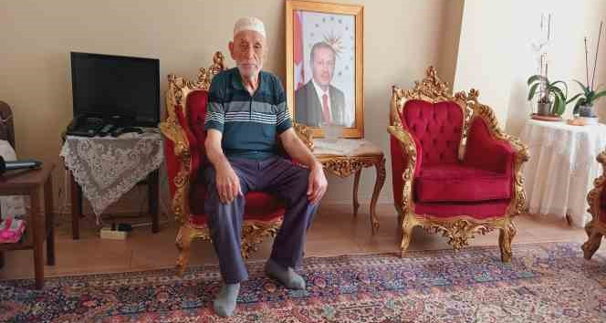 Mitinge gitmek için merdivenleri yürüyerek çıkan Hüseyin Dede, "Cumhurbaşkanımız arayınca çok sevindim”