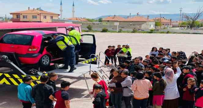 Öğrenciler ‘Karayolları Trafik Güvenliği Haftası’nda bilgilendirildi