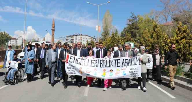 Ahlat’ta engelliler için farkındalık yürüyüşü yapıldı