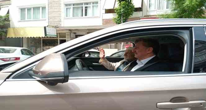 Büyük İstanbul Mitingi için onlarca basamağı yürüyerek çıkan Hüseyin dedeye Togg sürprizi