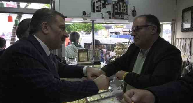 Sağlık Bakanı Fahrettin Koca, Sultangazi’de vatandaşlar buluşup sohbet etti