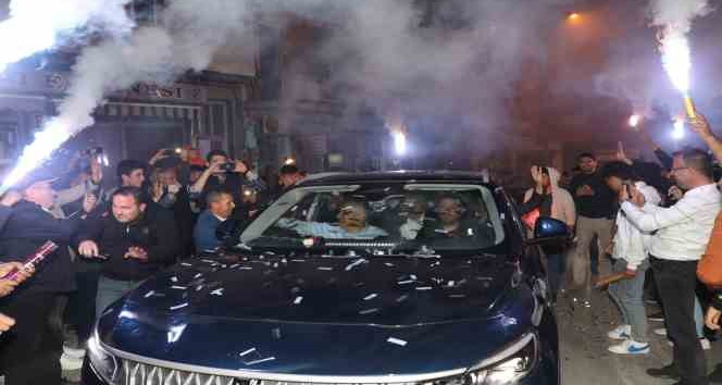 Koçarlı TOGG’u meşale ve konfetiler ile karşıladı