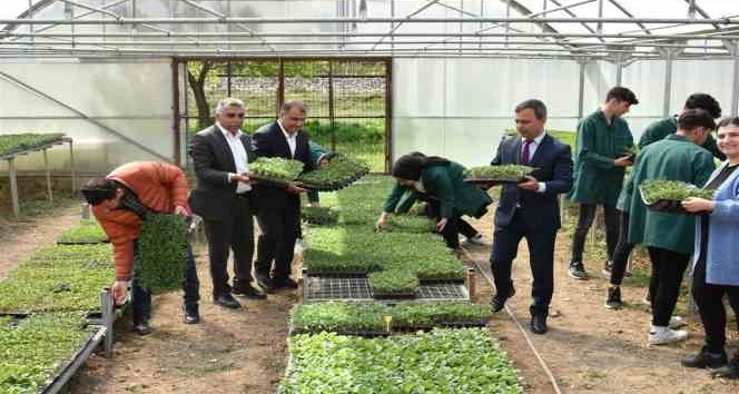Erzincan’da tarım bölümü öğrencileri hem öğreniyor, hem üretiyor