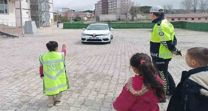 İlçelerde öğrencilere trafik güvenliği eğitimi verildi