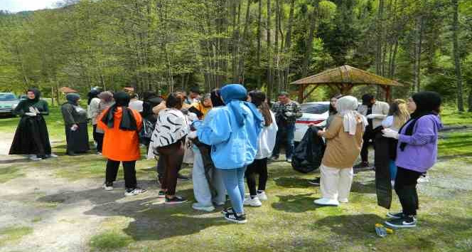 Posof’ta öğrenciler çevre temizliğine çıktı
