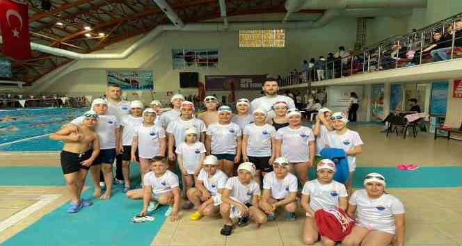 Çaycuma yüzme yarışmasında ödül yağmuruna tutuldu