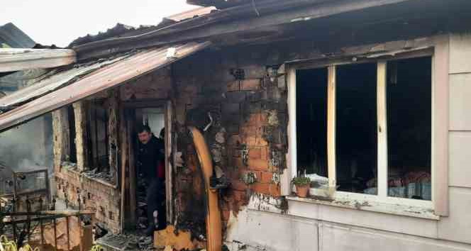 Evde başlayan yangın kapıdaki aracı eritti