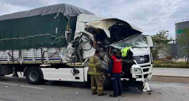 Bandırma-Çanakkale karayolunda 2 tır kaza yaptı