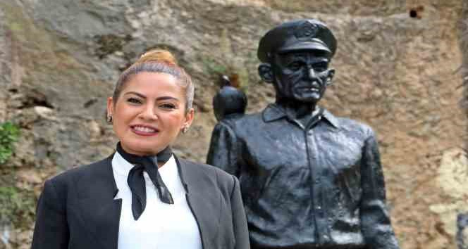 Tarihi Kaleiçi’nin simge ismi ‘Mustafa Kaptan’ heykeli kayıp güvercinine kavuştu