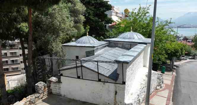 Alanya Kalesi’nin önemli tarihi değerlerinden Sitti Zeyneb Türbesi’nin çatısı onarıldı