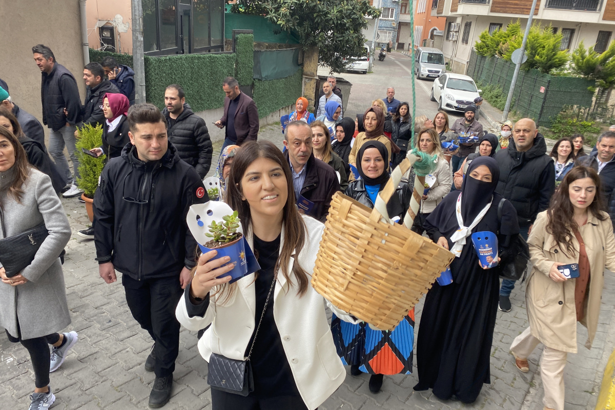 AK Partili aday Ayaydın, Eyüpsultan’da sevgi yürüyüşüne katıldı