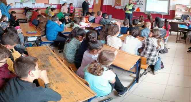 Jandarma ekipleri ilk ve ortaokul öğrencilerine trafik eğitimi verdi
