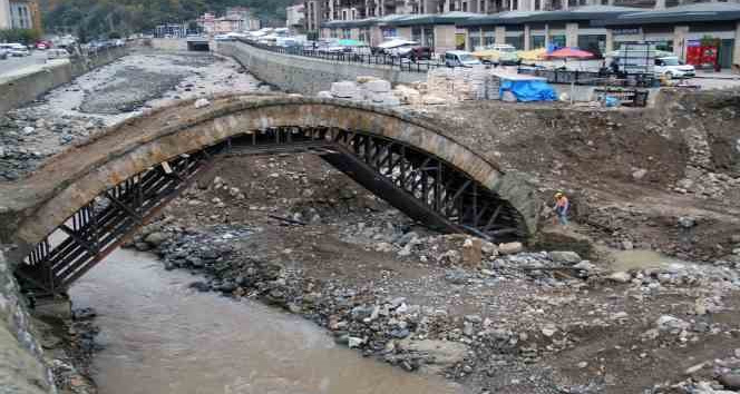 Dereli’de sel afeti sonrası dere genişletilince köprü uzatıldı