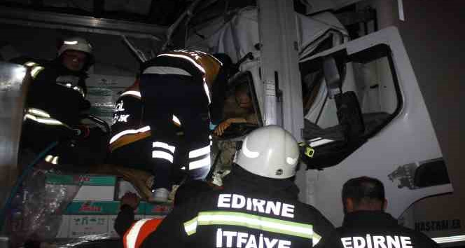 Edirne’de zincirleme kaza: Sıkışan tır sürücüsünü ekipler 2 saat boyunca kurtarmak için uğraştı