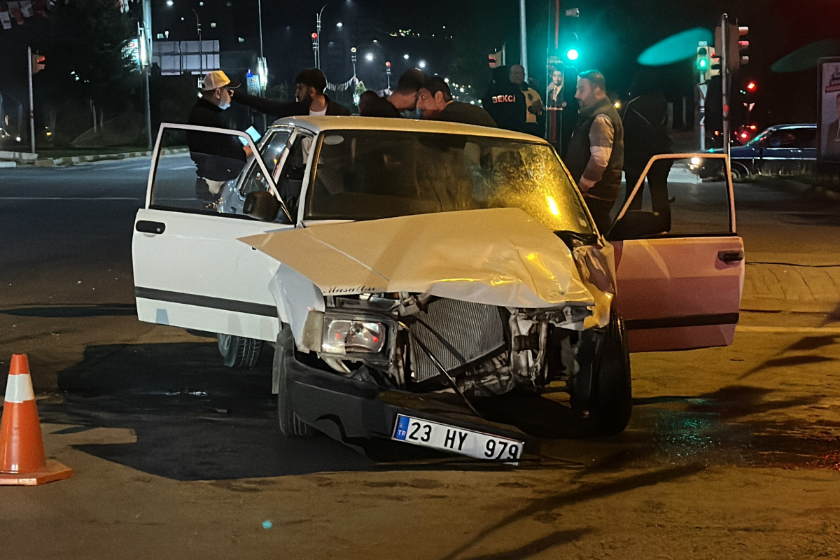 Elazığ&#039;da iki otomobil çarpıştı: 1’i ağır 3 yaralı