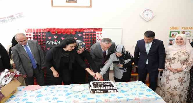 Ağrı Milli Eğitim Müdürü Kökrek, ilkokulda katıldığı etkinlikte anne velilerin Anneler Gününü kutladı