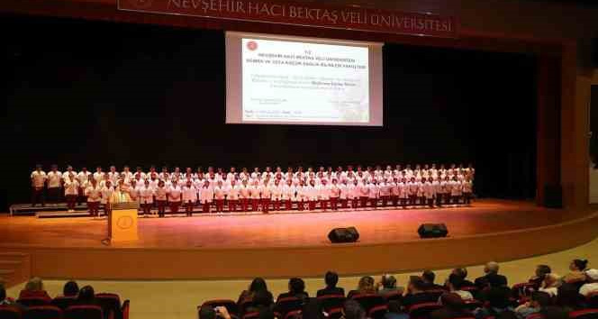 NEVÜ’lü hemşire adayları üniformalarını giydi