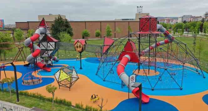 Balıkesir Büyükşehir, Avlu’daki çocuk oyun grubunu yeniledi