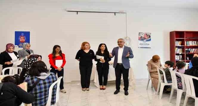 Esenyurt’ta ’Kadın Sosyal Yaşam Merkezi’nde programa katılan kadınlara sertifikaları verildi