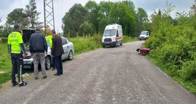 Motosiklet ile otomobil kafa kafaya çarpıştı