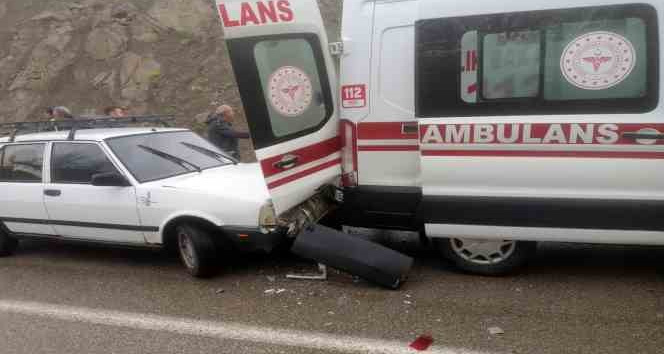 Kazaya müdahale eden ambulansa otomobil çarptı
