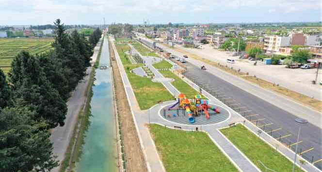 AK Parti Sözcüsü Ömer Çelik, Millet Bahçesi açılışına Togg ile geldi
