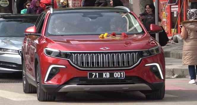 Yerli otomobil Togg’u yakından inceleyen vatandaşlar: "Allah, Cumhurbaşkanımızdan razı olsun"