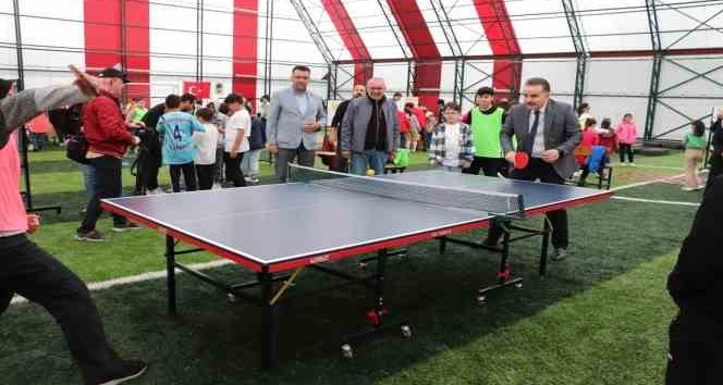 Edremit’te depremzede öğrencilere çocuk şenliği
