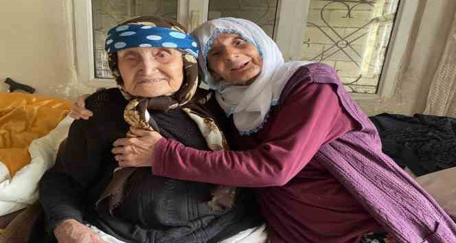 Adıyamanlı 105 yaşındaki Fatma nine ve 80 yaşındaki kızının duygu dolu konuşmaları