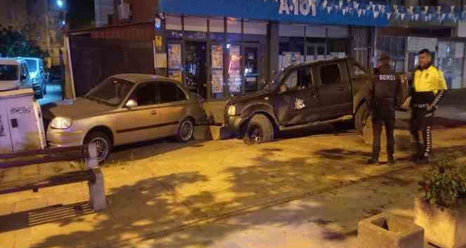 Alkollü şahıs önce saksıya sonra park halindeki araca çarpıp kaçtı