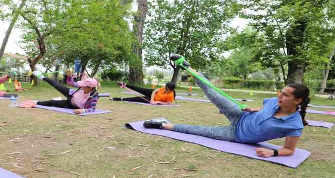 Anne ve çocuklar Zeytinpark’ta spor yaptı