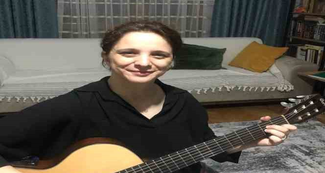 Her yıl anneleri için “Anneler Günü”  bestesi yapıyorlar