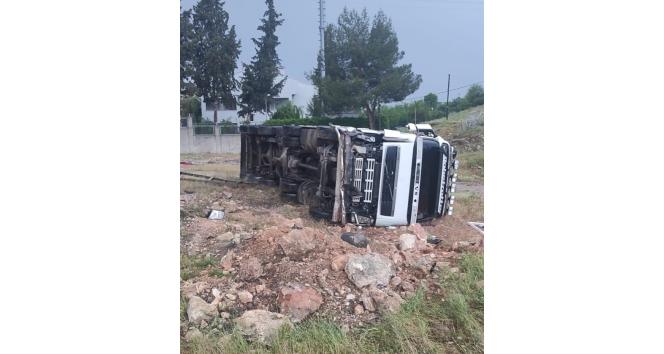 Kontrolden çıkan kamyon devrildi: 1 yaralı